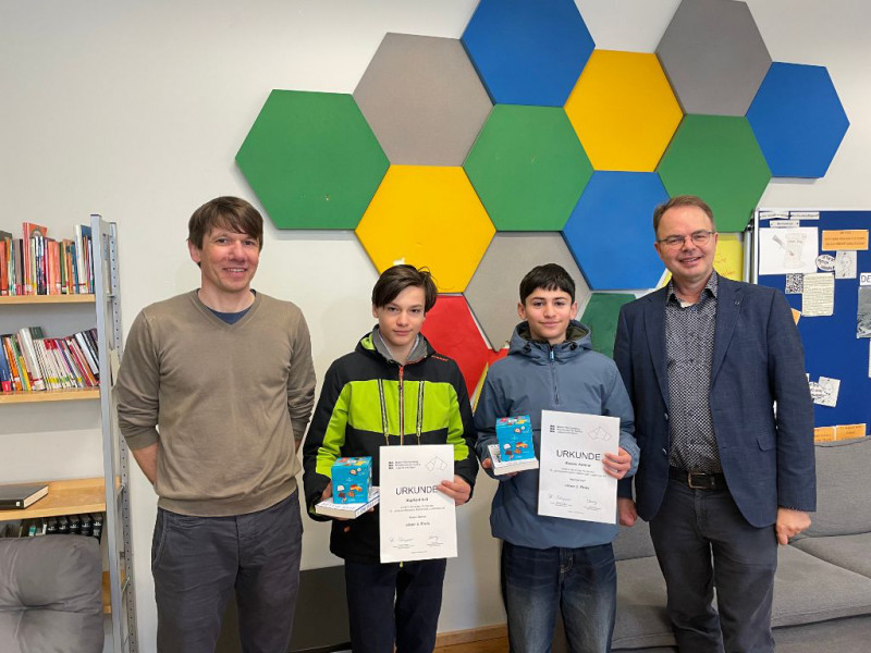 von rechts: Jörg Rudolf (Schulleiter), Rawan Alomar, Raphael Gail, Manuel Stanislowski (Lehrkraft)
